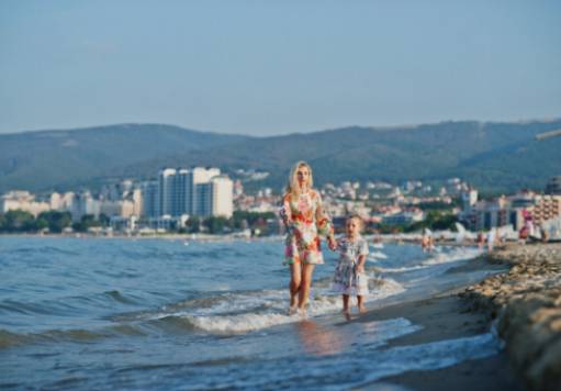 Centros turísticos con playas privadas y zonas exclusivas de deportes acuáticos.