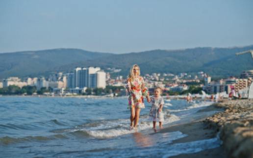 Resorts de playa conocidos por ofrecer entornos seguros para la práctica de deportes acuáticos.