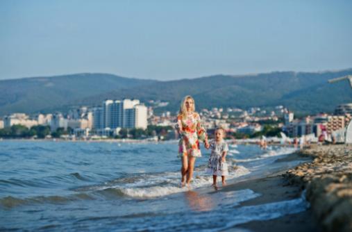 Resorts de playa ecológicos con actividades sostenibles de deportes acuáticos.