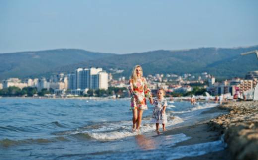 Participación comunitaria en los resorts de playa ecológicos.