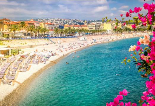 Invierno en la Riviera Francesa: Encanto tranquilo y magia festiva.