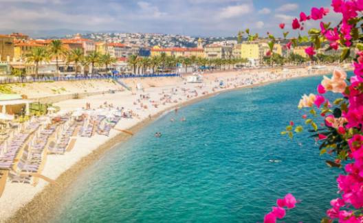 Primavera en la Riviera Francesa: Belleza floreciente y clima suave.