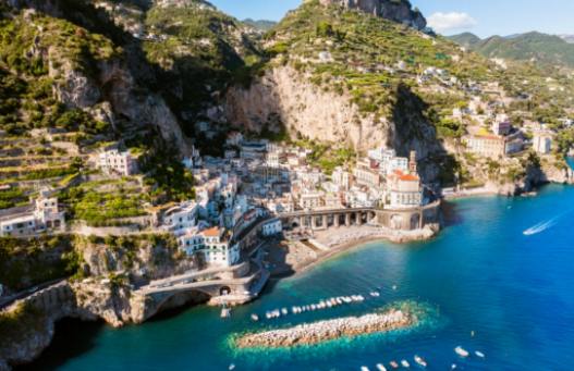 La experiencia al aire libre de Amalfi: Experimentando la cultura de cenar al aire libre.