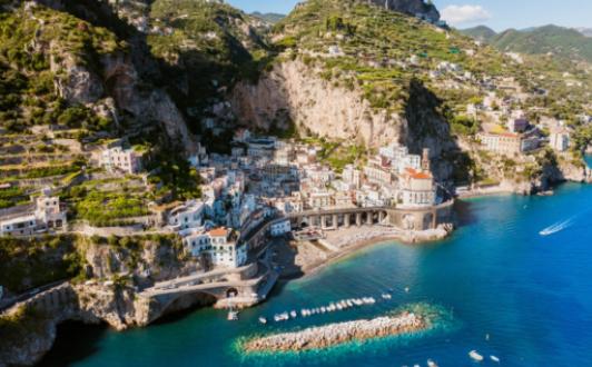 Pueblo de Amalfi: Un Viaje Histórico