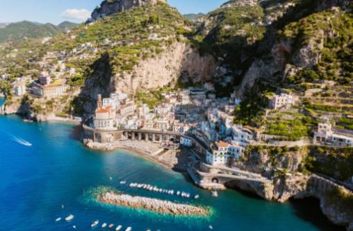 La influencia de las culturas bizantina y árabe en Amalfi.