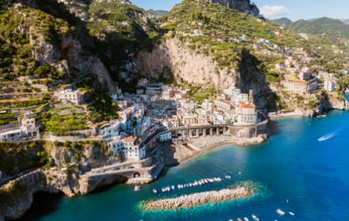 Navegando por Amalfi en barco: tours privados y en grupo