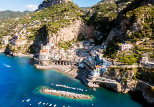 Paseos costeros: Descubriendo los senderos junto al mar de Amalfi.