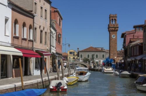 Burano vs. Murano: Tradiciones de Encaje y Vidrio Comparadas