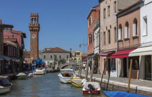 Procesión de Semana Santa en Burano: Fe y Comunidad