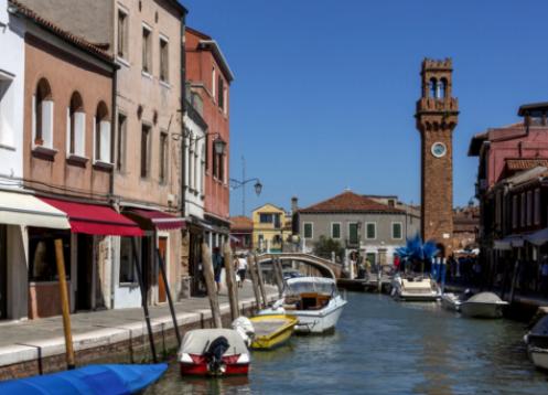 Navegando por Burano: Un Tapiz de Casas Coloridas