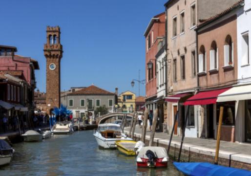 Placeres locales: Experiencias culinarias en medio del pintoresco paisaje de Burano.