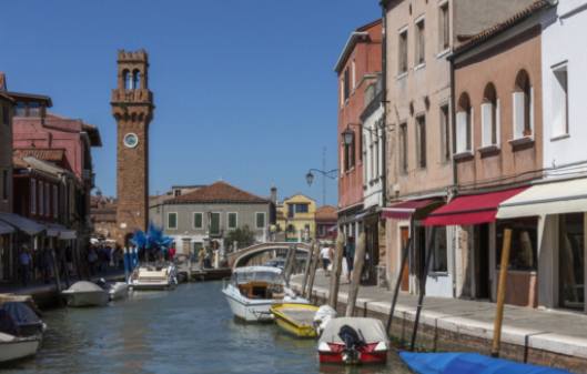 Vinos y licores locales: Un sabor de las bebidas únicas de Murano y Burano.