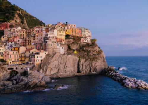 Diversión en la playa para todas las edades en Cinque Terre.