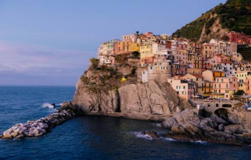 Deleitándose con el Sciacchetrà: Explorando la dulzura del vino de Cinque Terre en Corniglia.