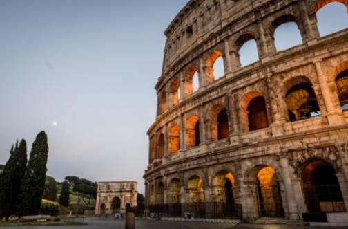 Explorando las antiguas ruinas del Foro Romano.