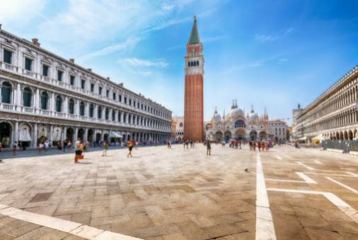 Artistas icónicos y sus actuaciones destacadas en la Bienal de Venecia.