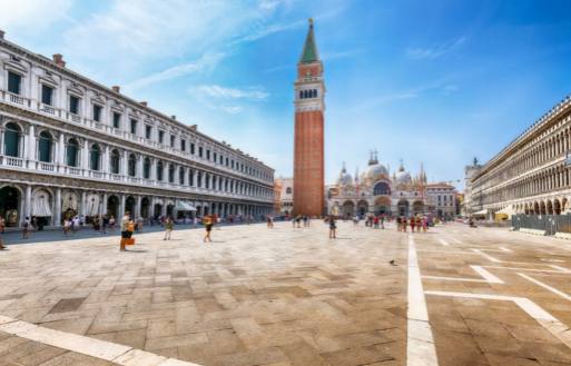 El papel de los curadores en la formación de la visión artística de la Bienal de Venecia.