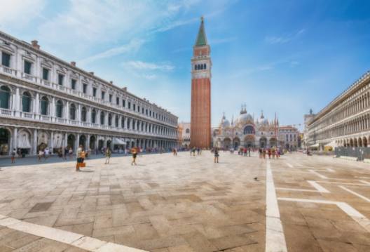 Una breve historia de las góndolas de Venecia: desde medio de transporte hasta atracción turística.