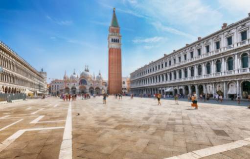 Transporte público y tours a pie: Navegando Venecia de manera sostenible.