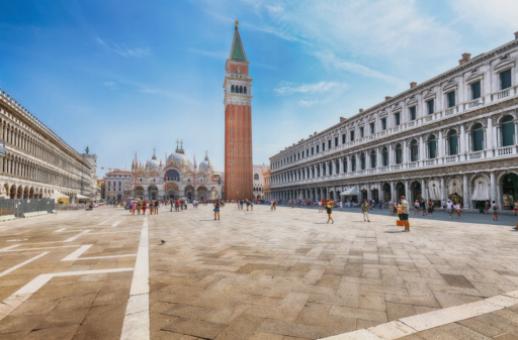 Disfrutando de las experiencias de cine al aire libre en Venecia.