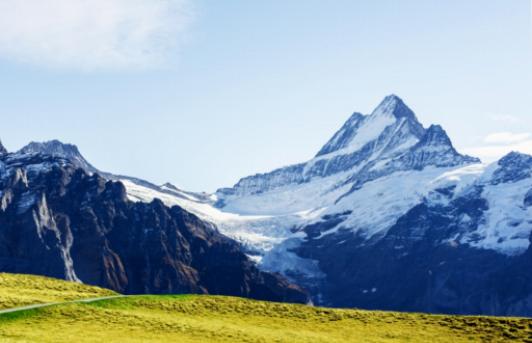 Caminando más allá del horizonte: Descubriendo senderos ocultos y maravillas alpinas.