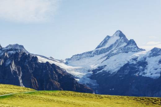 Lagos alpinos y cascadas: Una guía de las piscinas naturales y cascadas de Suiza.