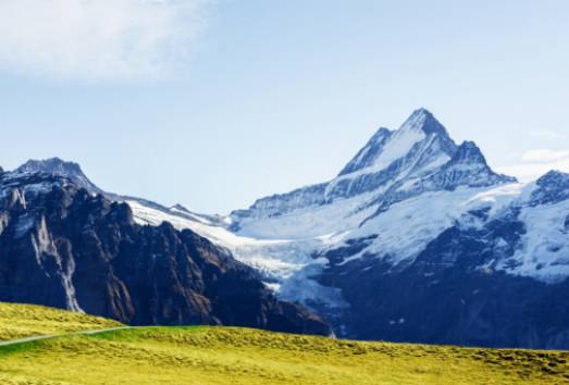 Crans-Montana: Pendientes bañadas por el sol y experiencias gastronómicas.