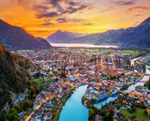 Explorando los mercados al aire libre de Interlaken en busca de hallazgos únicos.