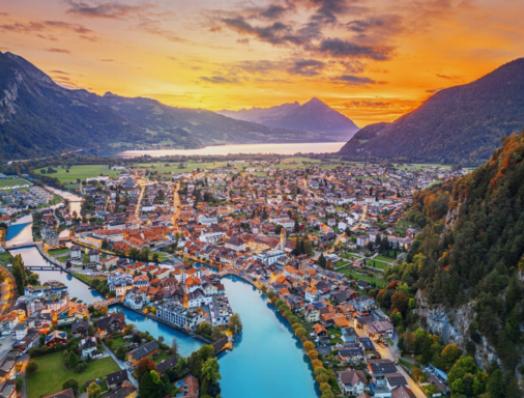 Emociones en paracaidismo en el corazón de Suiza: Una guía de las aventuras aéreas en Interlaken.