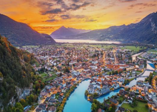 Parapente sobre Interlaken: Surcando los Alpes suizos.