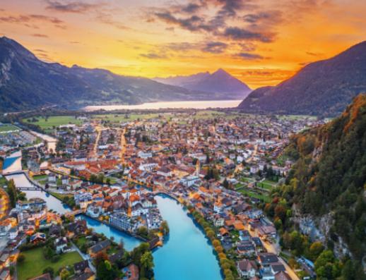 Recorriendo en bicicleta de montaña por los Alpes suizos: senderos todoterreno de Interlaken.