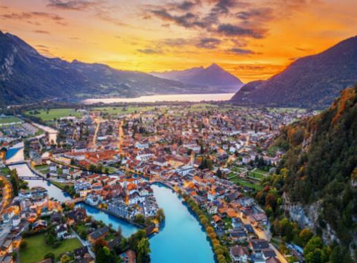 Realizando un pintoresco paseo en barco por el lago Brienz y el lago Thun.